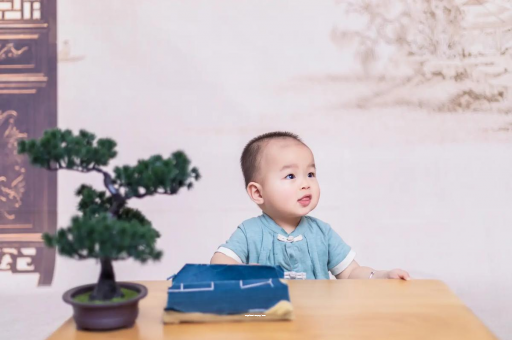 乐陵怀孕肚子中间凹两边凸